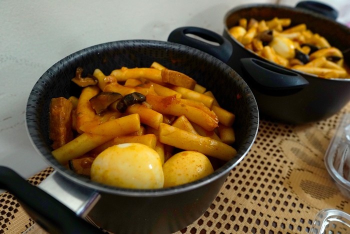 Tteokbokki fue uno de los platos preparados por los profesores y residentes coreanos en la ciudad de Santa Cruz.